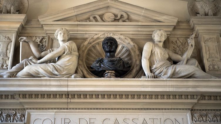 Le fronton de la Cour de cassation à Paris. (MARTIN BUREAU / POOL)